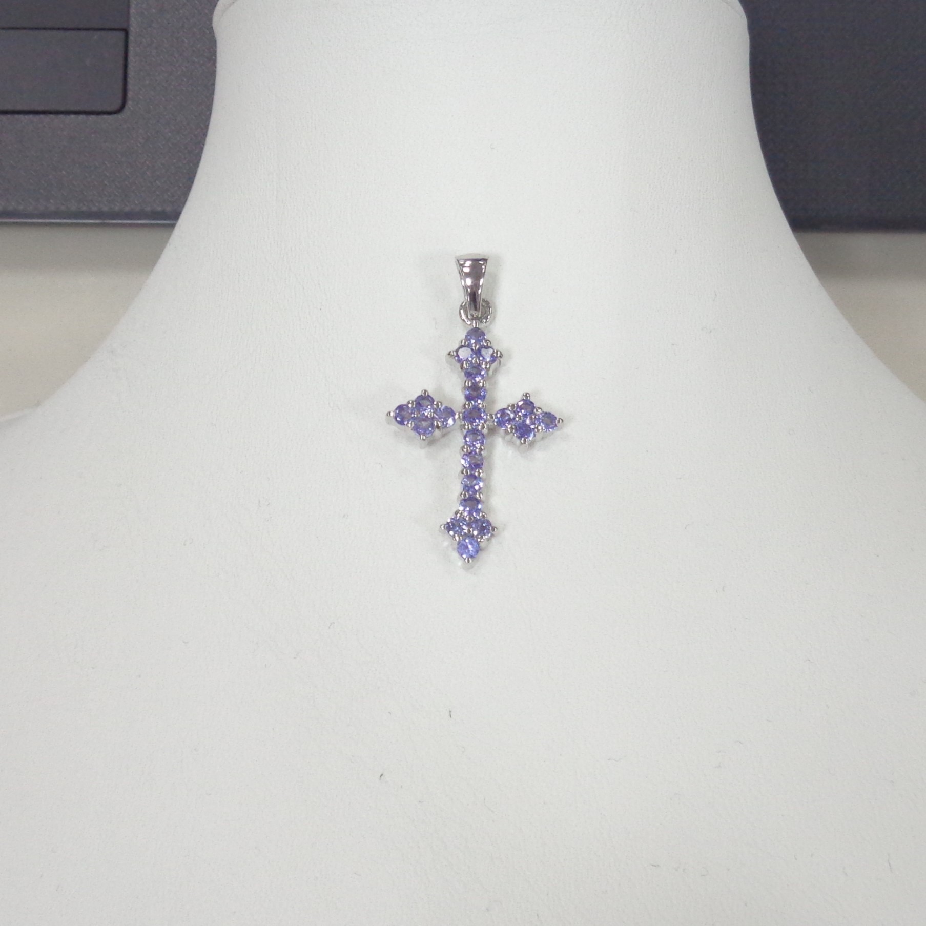 Серебряная подвеска-крест с танзанитами